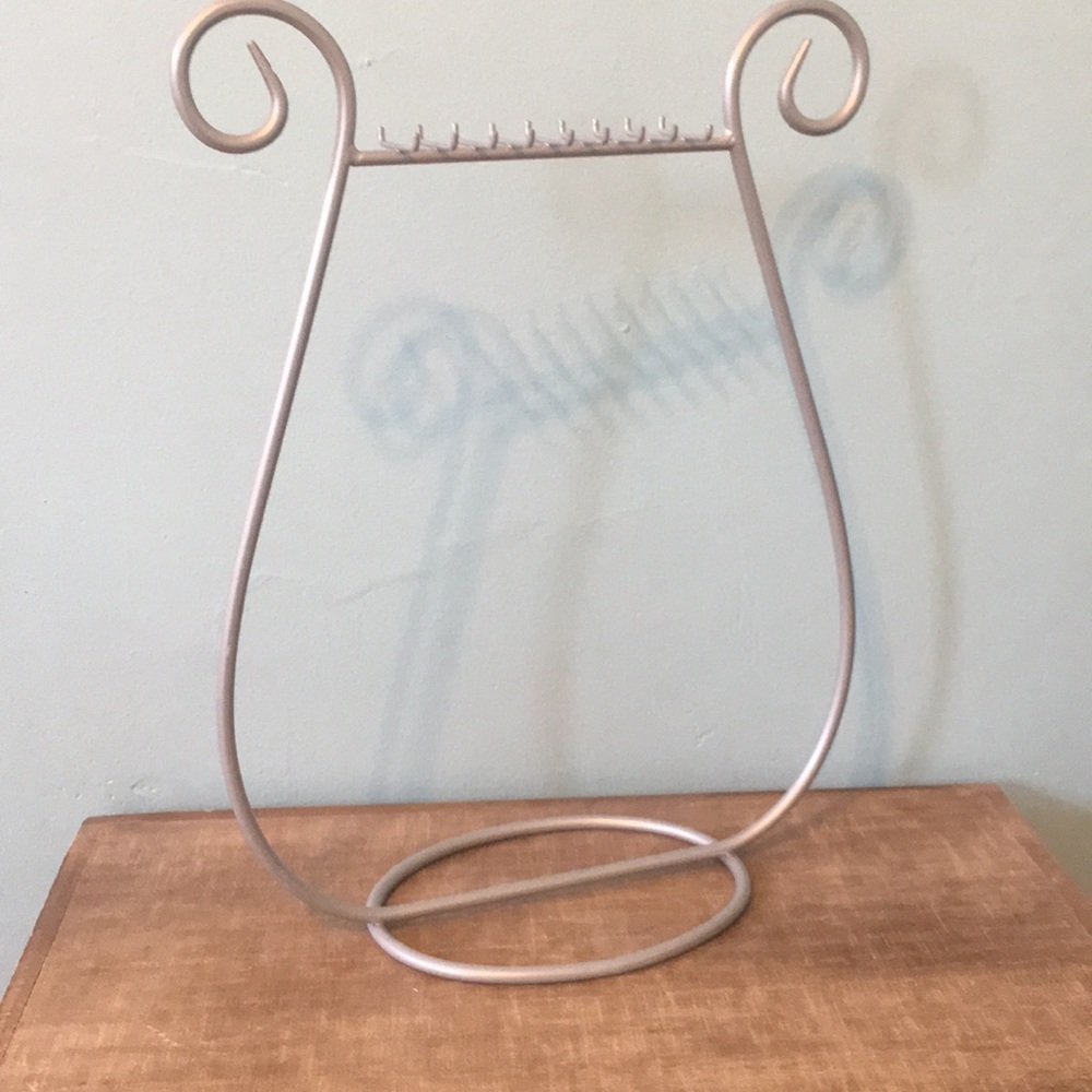 Harp styled jewelry hanger